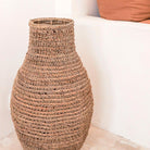 Vase SAKRA | gewebte Bohovase aus Bananenfasern und Bast - Roo's Gift Shop