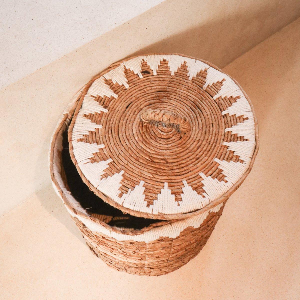 Wäschekorb mit Deckel EMPAT | dekorativer Wäschekorb mit Baumwoll-Makramee (2 Gr.) - Roo's Gift Shop