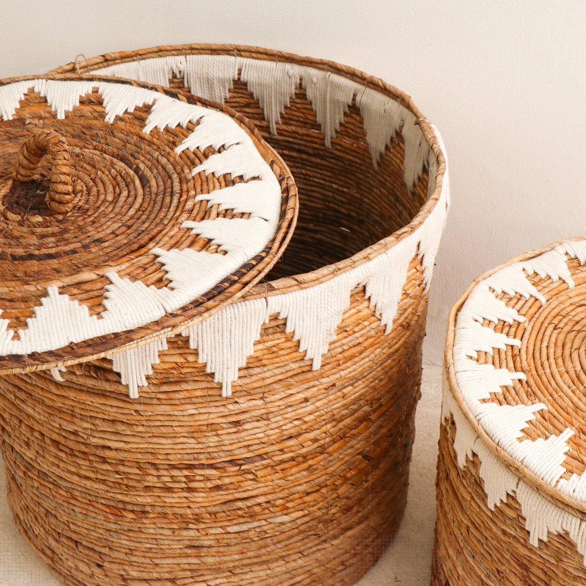 Wäschekorb mit Deckel EMPAT | dekorativer Wäschekorb mit Baumwoll-Makramee (2 Gr.) - Roo's Gift Shop