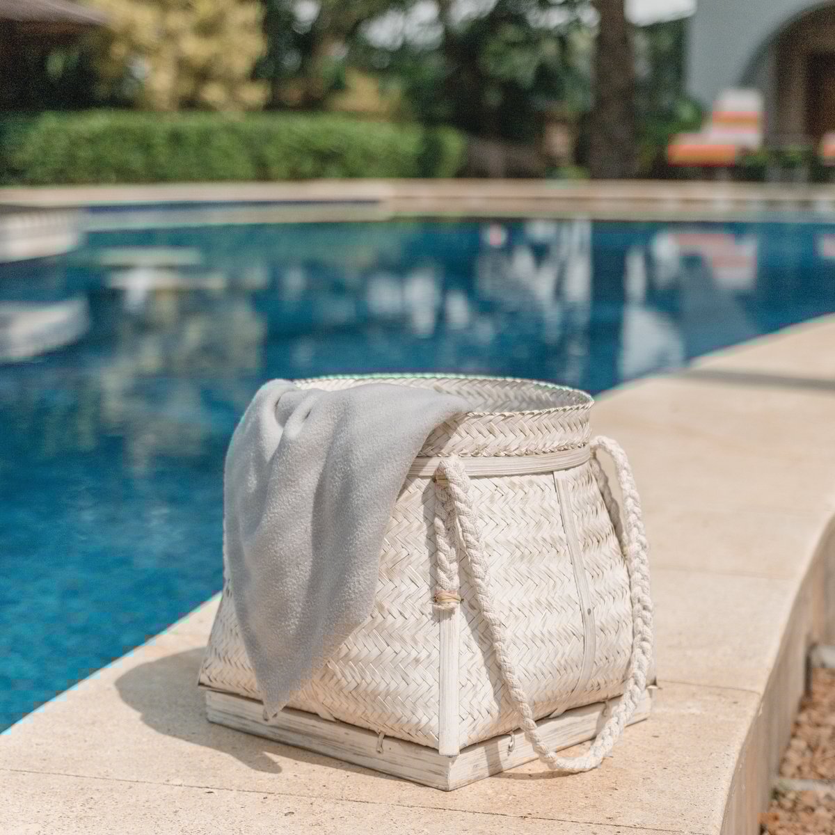 Weißer Korb BIKU | Pflanzenkorb | Wäschekorb | Großer Boho-Aufbewahrungskorb rund aus Bambus - Roo's Gift Shop