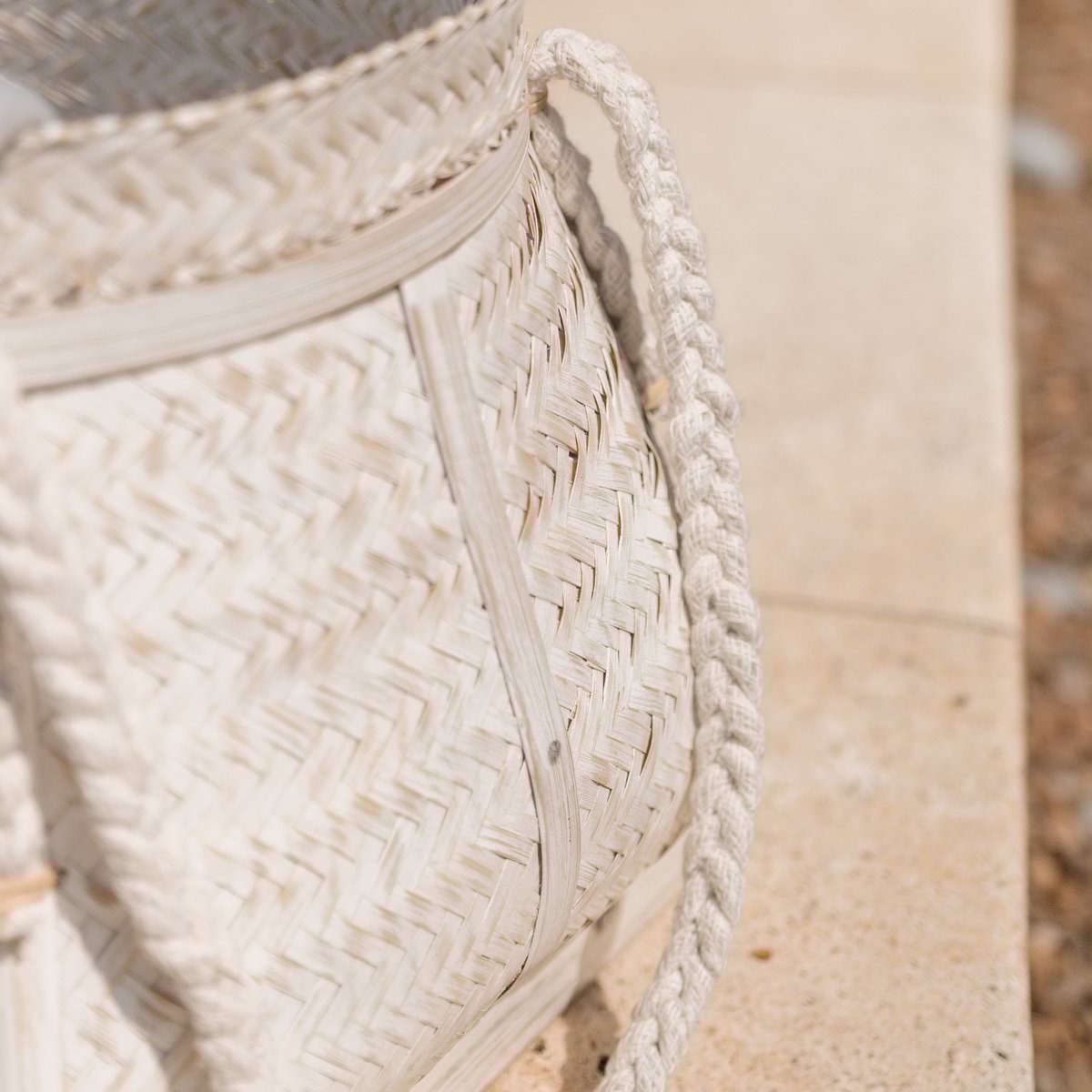 Weißer Korb BIKU | Pflanzenkorb | Wäschekorb | Großer Boho-Aufbewahrungskorb rund aus Bambus - Roo's Gift Shop